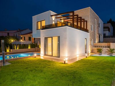 6 Bedroom Luxury Villa with Indoor and Outdoor Pools near Pebble Beach in Ciovo