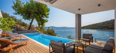 Luxury Villa with Pool in front of the Beach near Vinisce