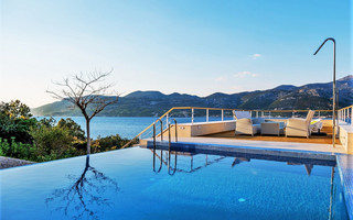 Sea View Luxury Villa with Rooftop Heated Pool, Hot tub, Sauna and gym
