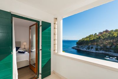 Beautiful Seafront Stone Holiday Villa with Jacuzzi Hot Tub Island Brac