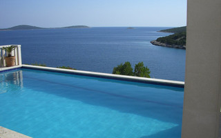 Beautiful Three Bedroom House with Swimming Pool near Trogir